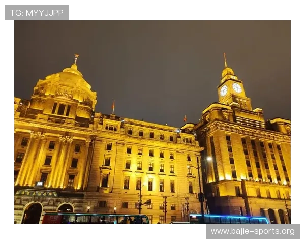 东方明珠映照浦江夜色与上海城市魅力交织而成的璀璨时代画卷